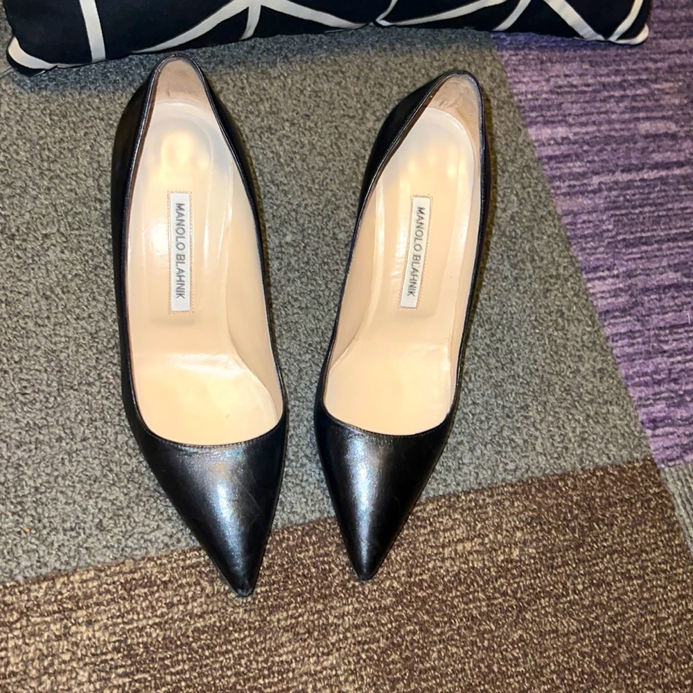 MANOLO BLAHNIK Everyday Black Leather Heels size 38 1/2